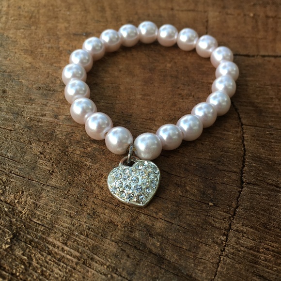 Artificial Pearls Bracelet with Heart Centerpiece - Picture 1 of 9